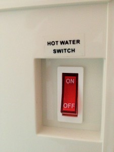 ウォーターサーバーの裏にお湯のスイッチがあった