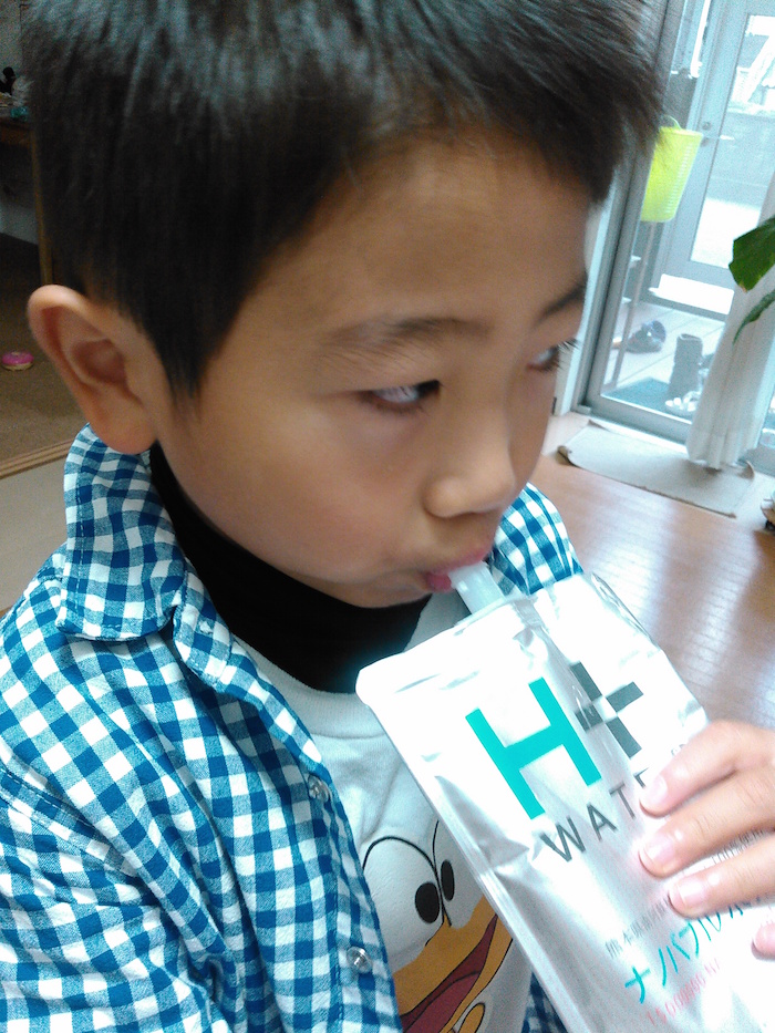 水素水を飲む男の子
